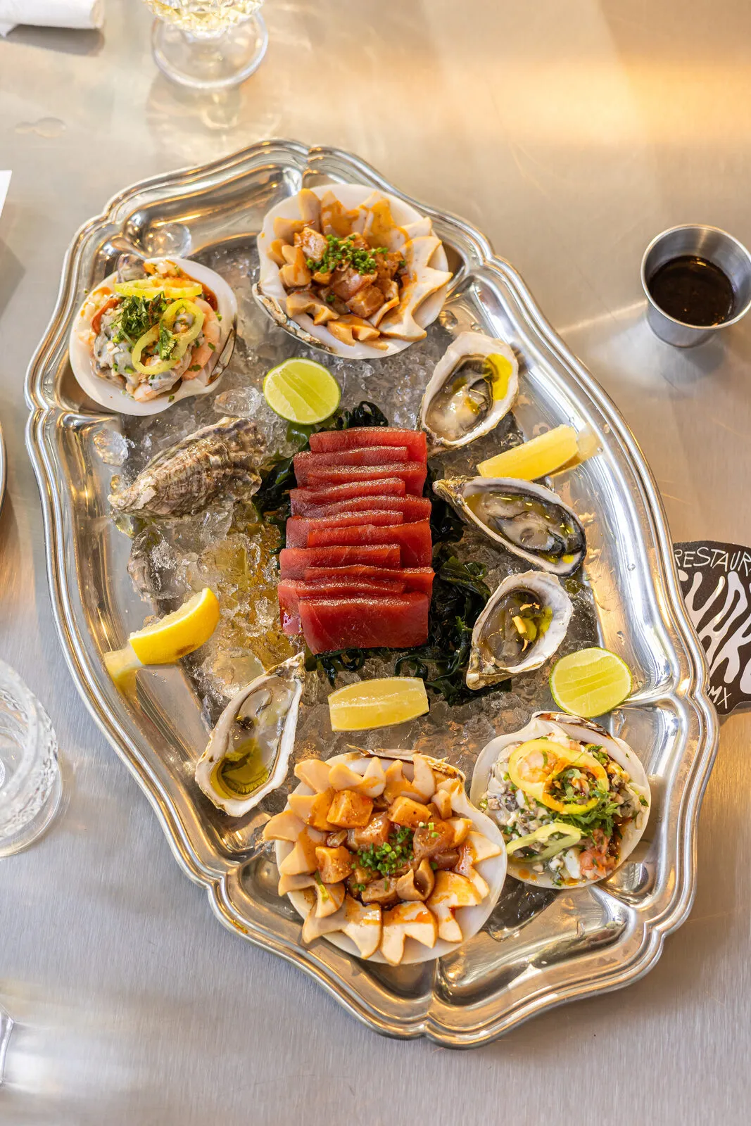 Torre de mariscos con ostras, atún y ceviches en Taller de Mar